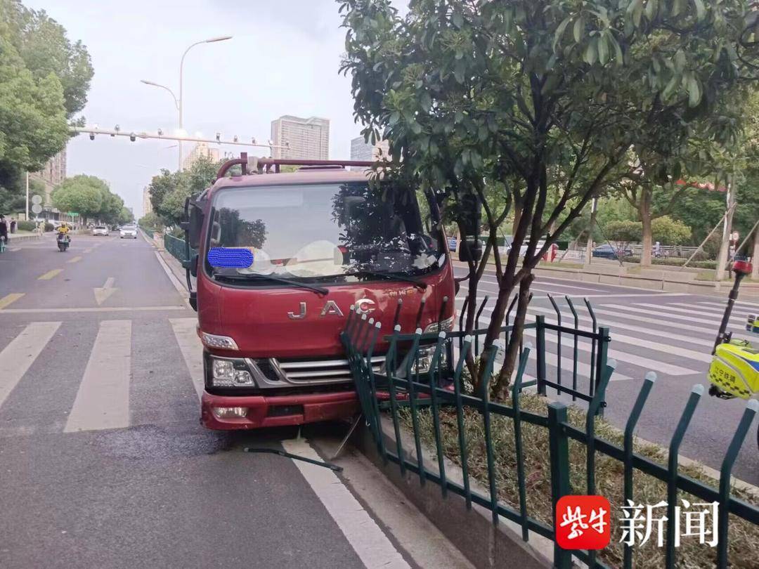 避让前车未保持安全距离,急打方向货车一头撞上隔离带_车速_车辆_刹车