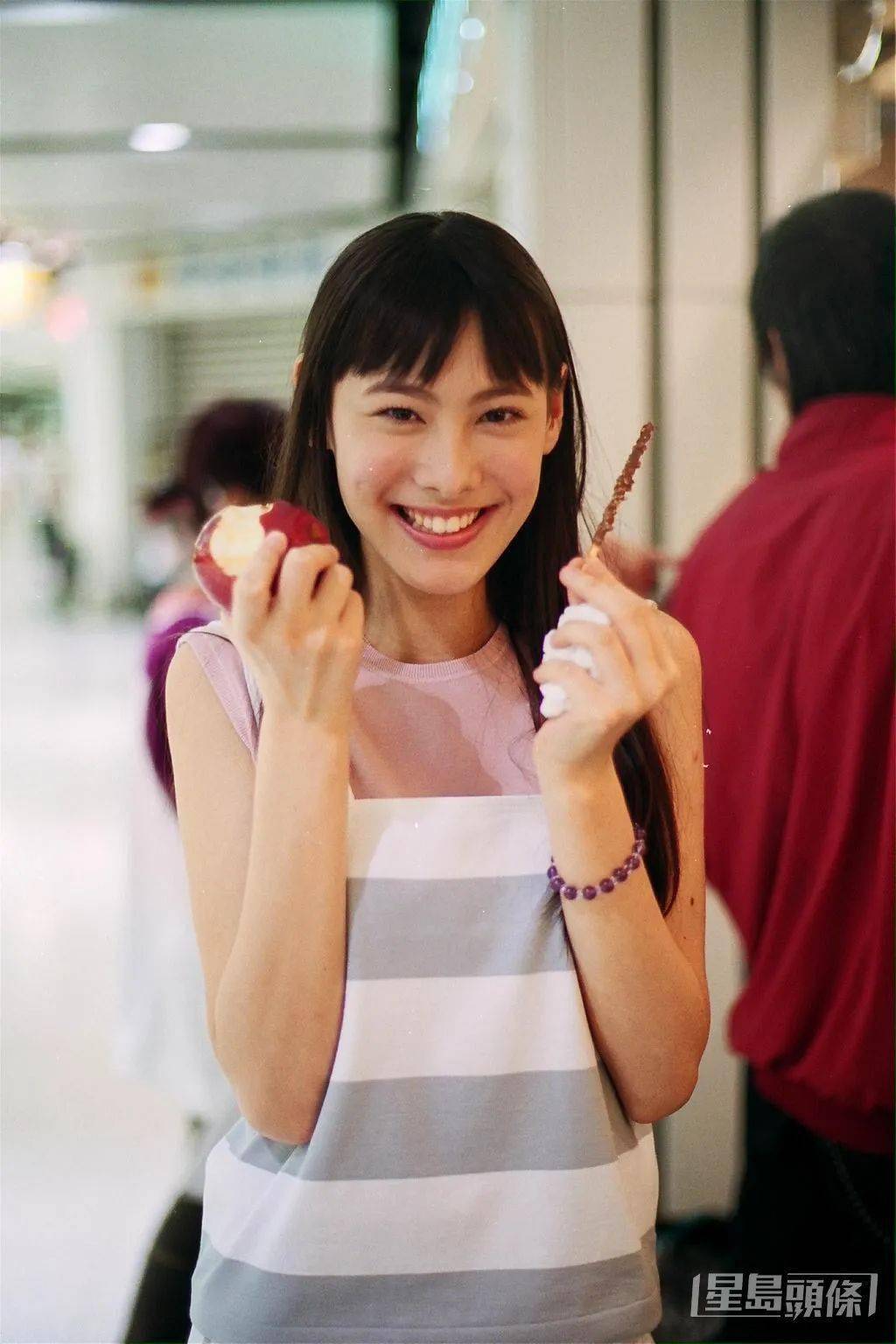 梁洛施12岁出道,那个时候她就决定去当模特,据说是谎报了年龄才被