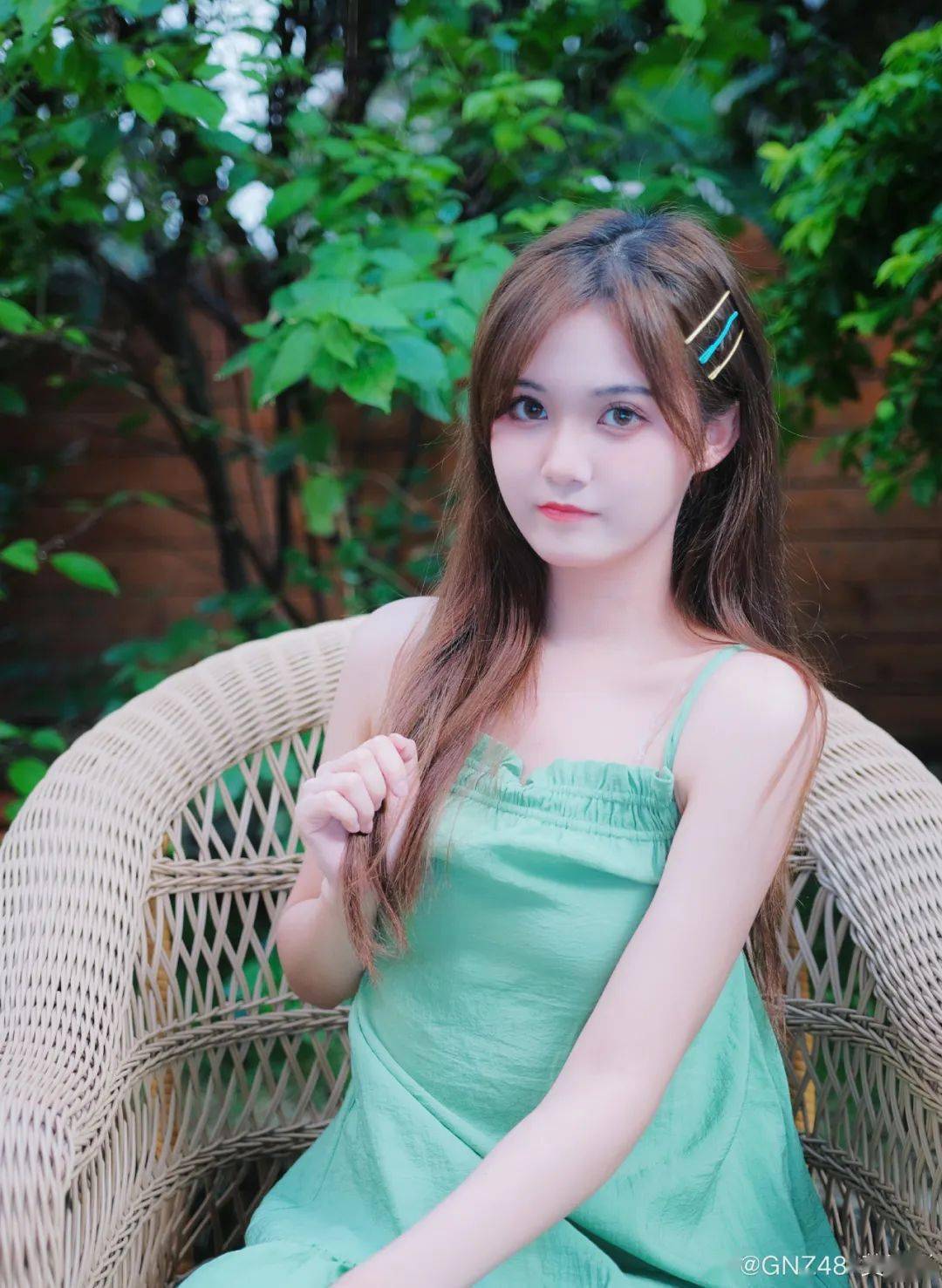 snh48王语晨august天蓝色吊带裙淡雅洁净,肩部的蝴蝶