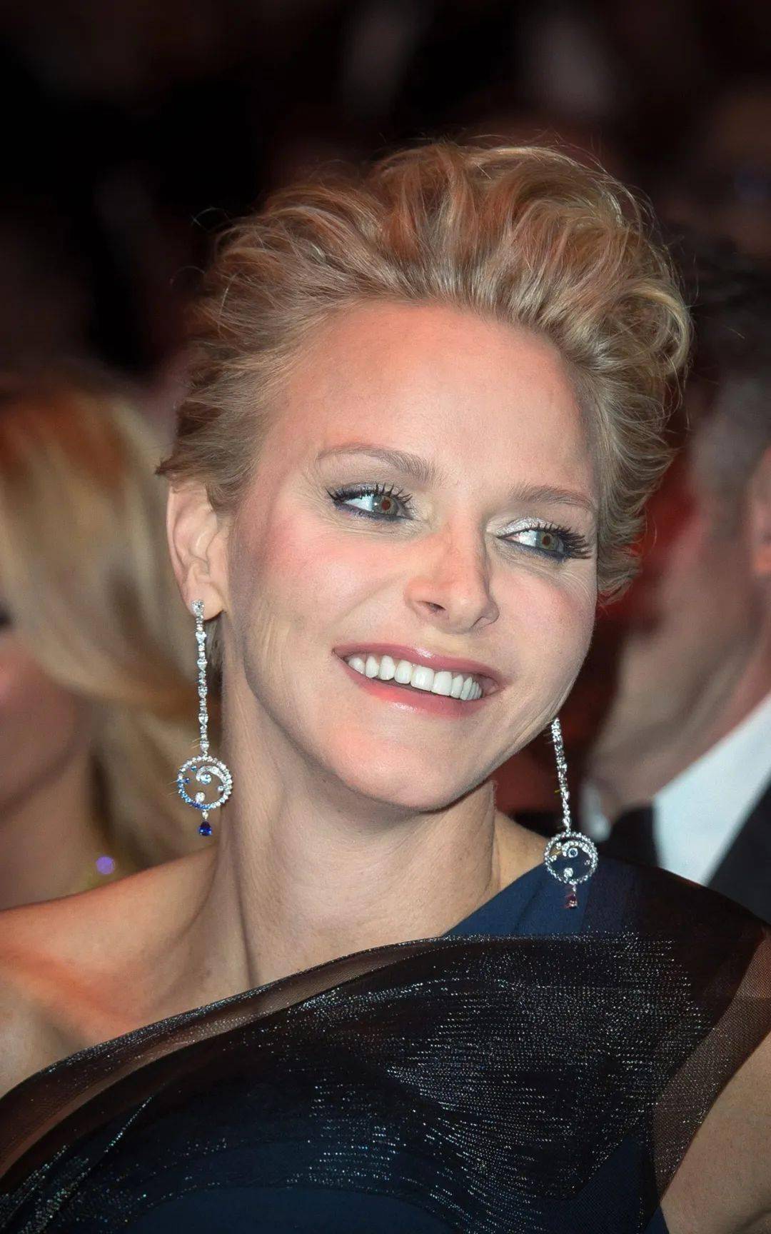 ocean 冠冕配套的耳环看到这里你会发现夏琳王妃戴的几乎都是现代珠宝