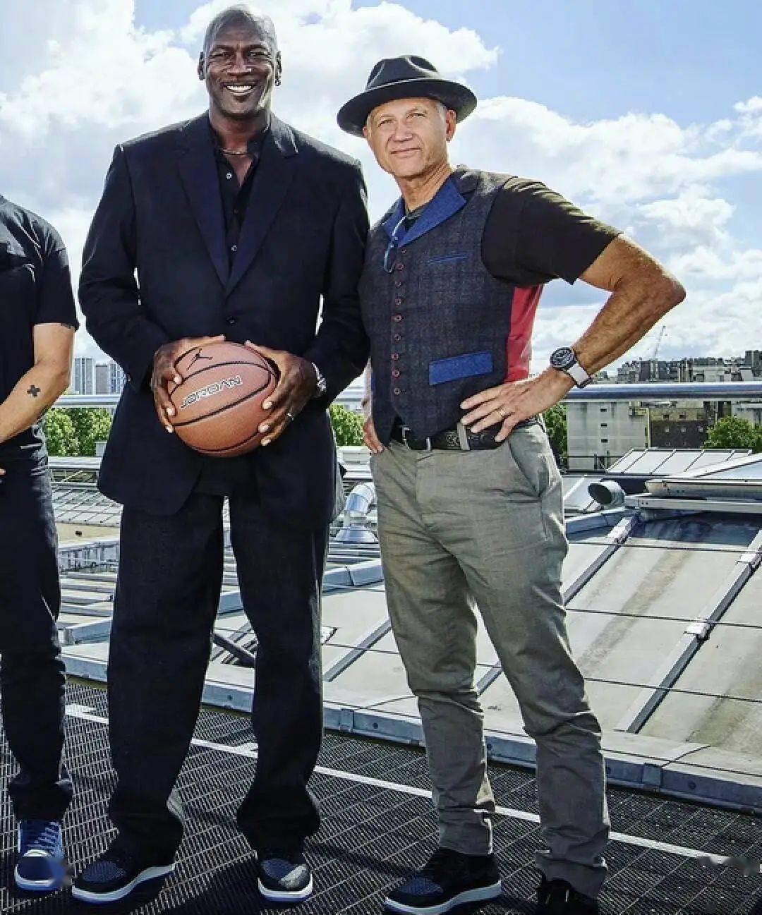 轻质,软弹脚感的定位,中底搭载全掌zoom strobel气垫 cushlon泡棉框架