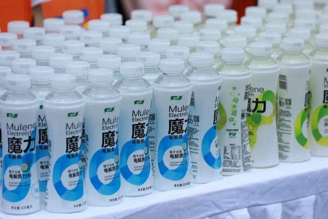 消热解暑的西瓜,松软易消化的切片面包,补充能量的士力架……多种饮料