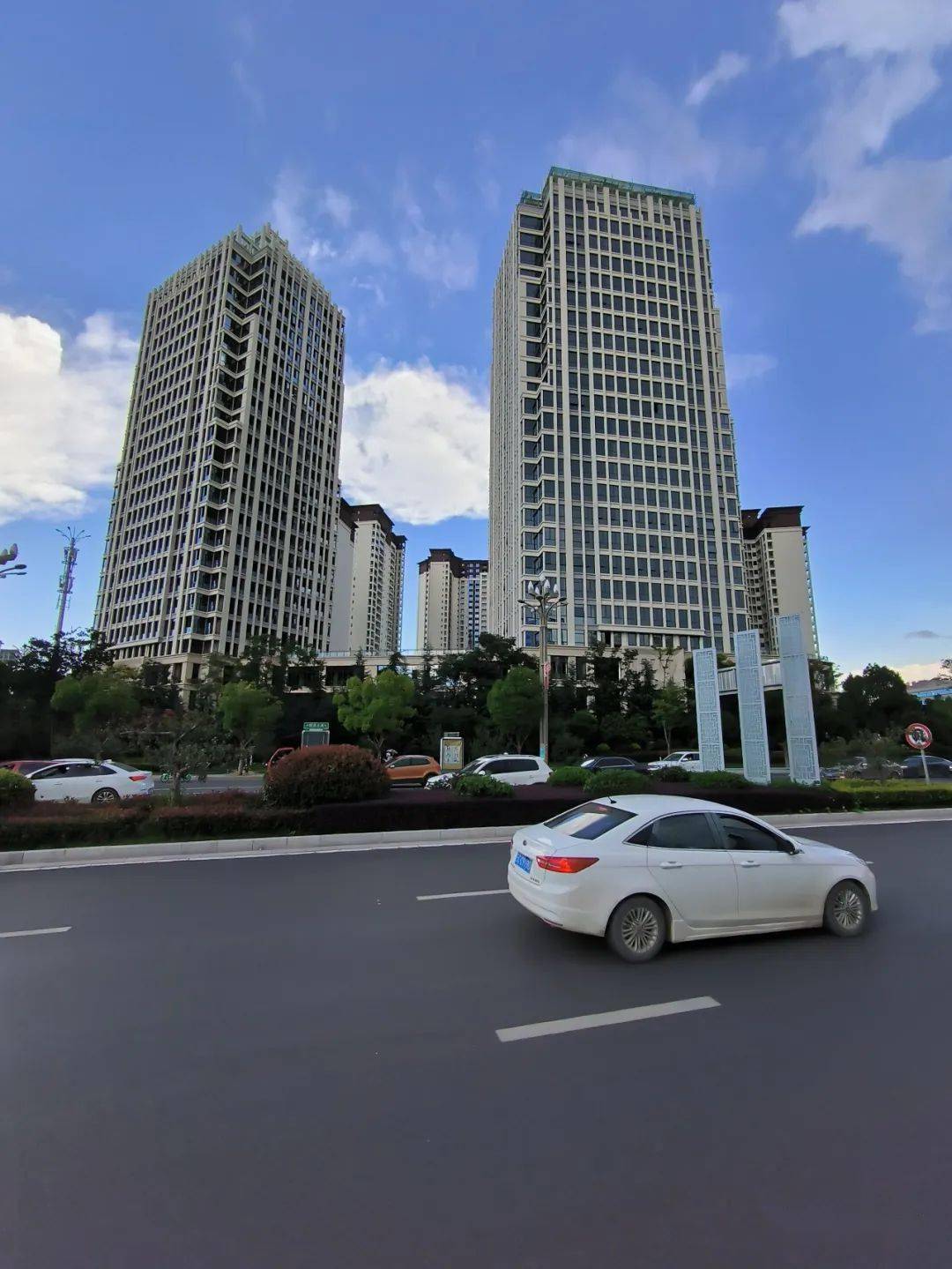 昭通城两栋高楼建成这样了._大道