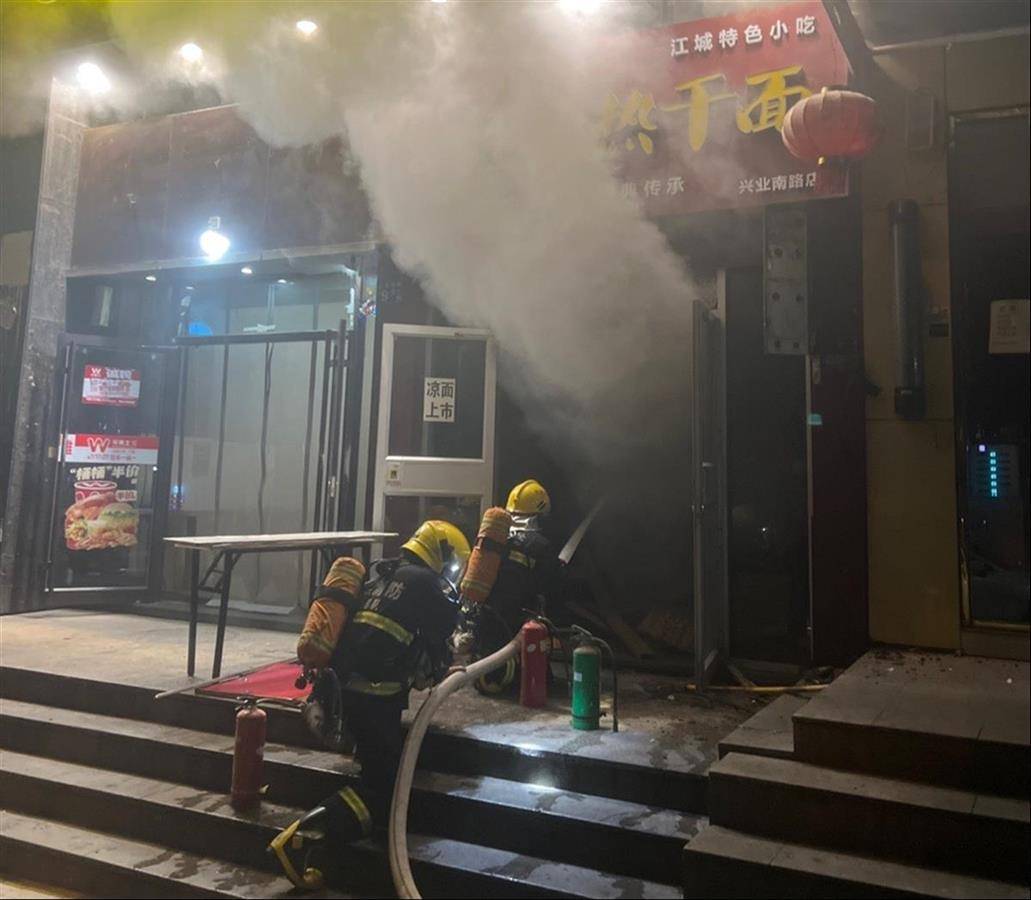 武汉一店铺突然起火，消防员冲进火场转移煤气罐！_报警_扑救_救援