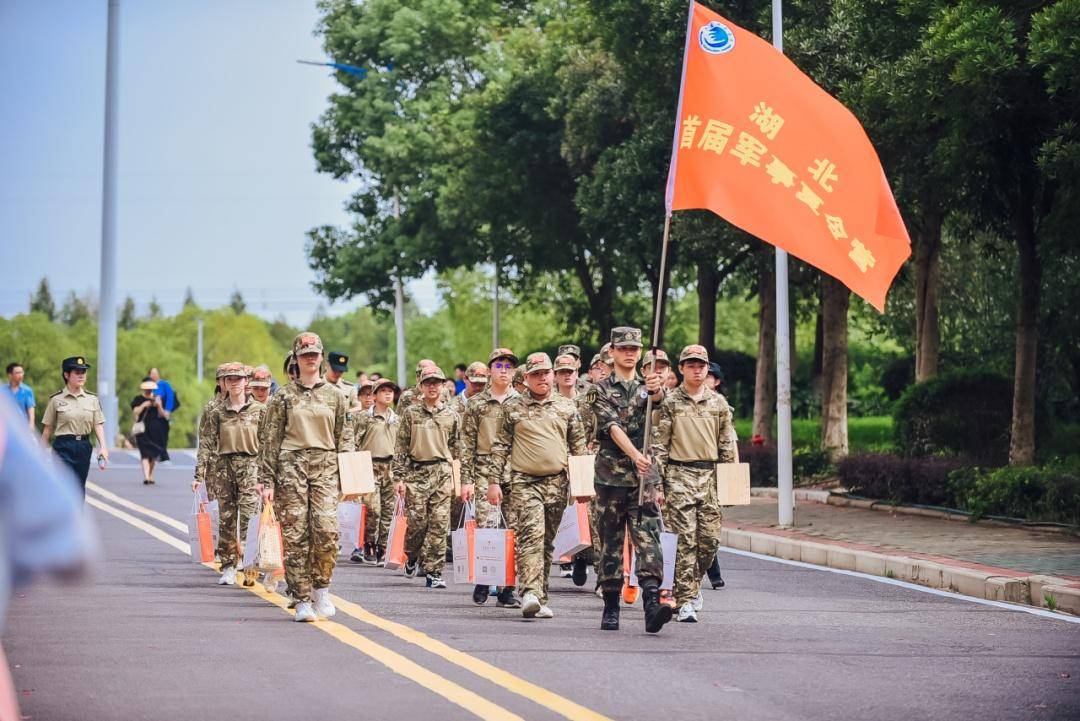 湖北必一运动官网首届军事夏令营在汉举行(图2)