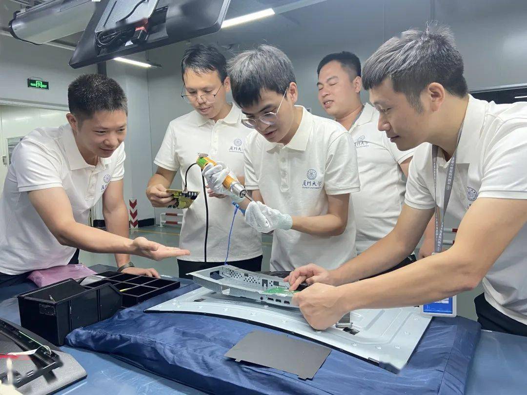 标杆企业研学丨"大国工匠"福清制造工程师走进冠捷科技学习智能制造