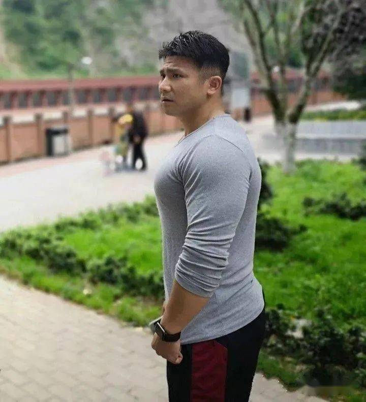 还有强健的猛男腿,饱满的d杯胸肌,强大的型男背,清晰的腹肌线条,运动