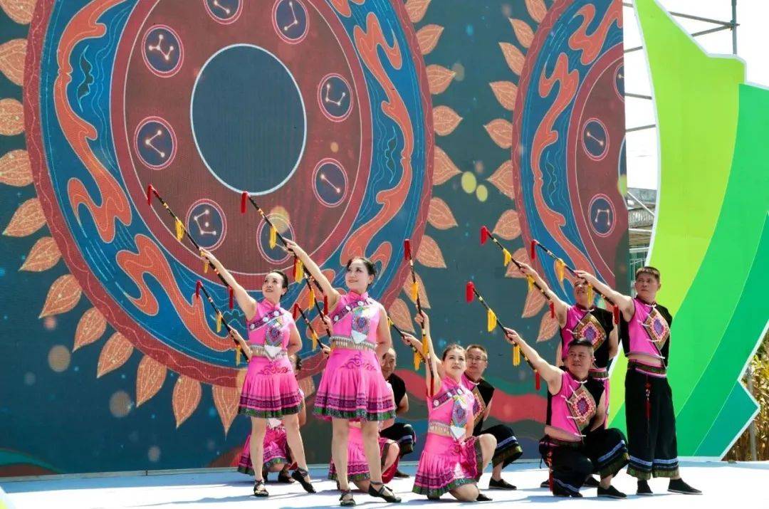 来凤县绿水镇党委书记 徐骏致招商推介词△中共来凤县委书记 李伟致