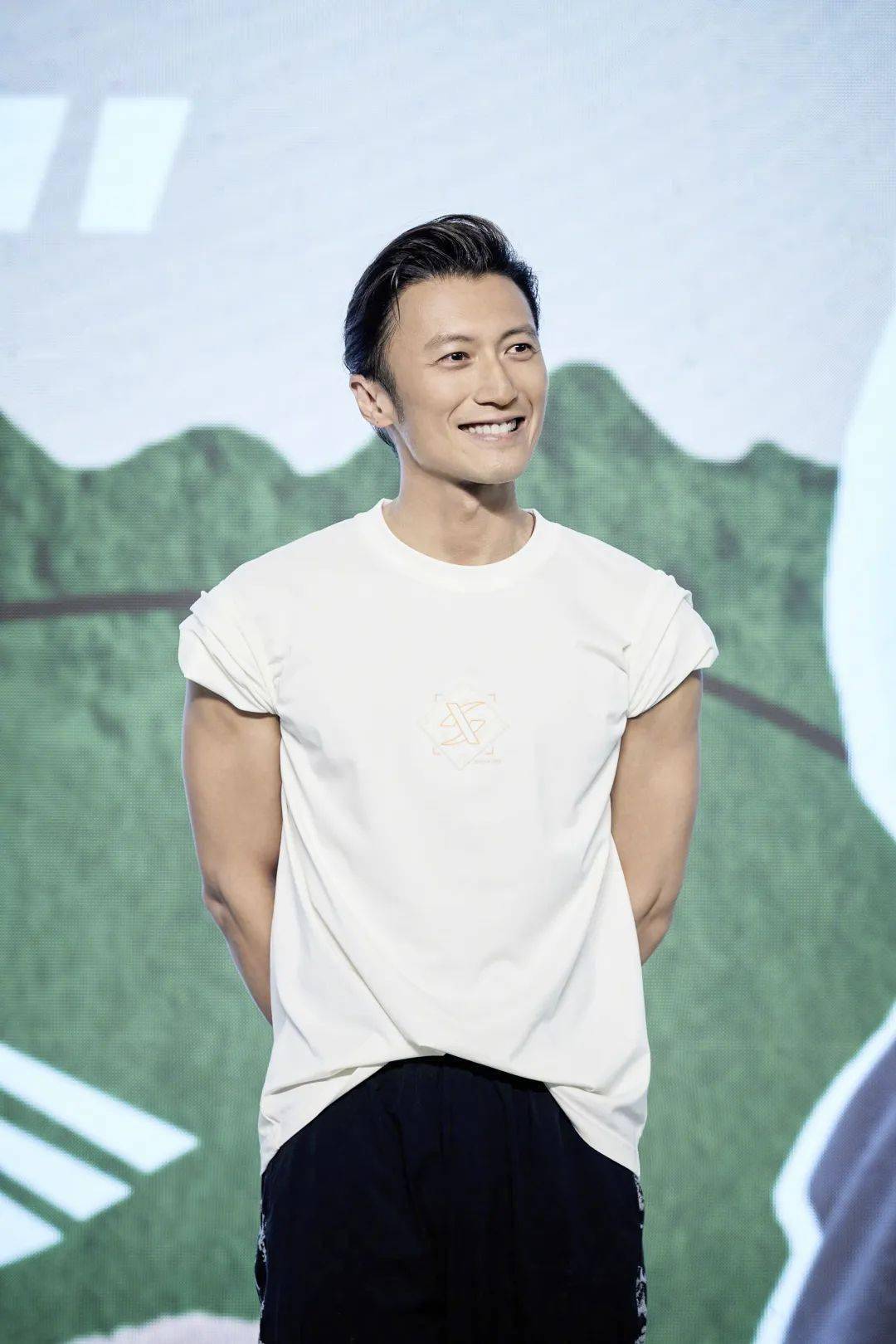 谢霆锋工作look,「锋」行南京,自在随「锋」_fansclub_微信_公众