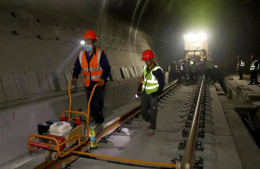 上安全帽,穿上反光背心,戴好3m口罩,乘车来到西兰高铁乌鞘岭隧道侧翼