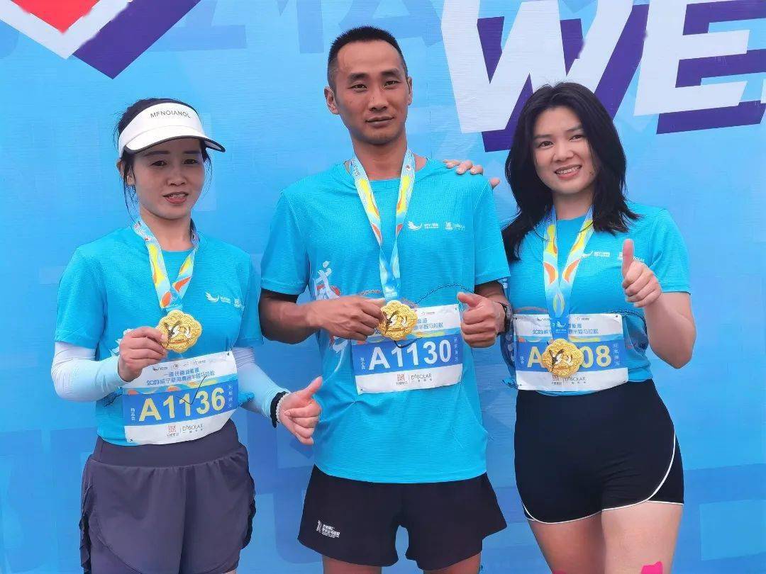 获得半程马拉松女子组冠军以1小时24分1秒的成绩来自贵州贵阳的潘素芳