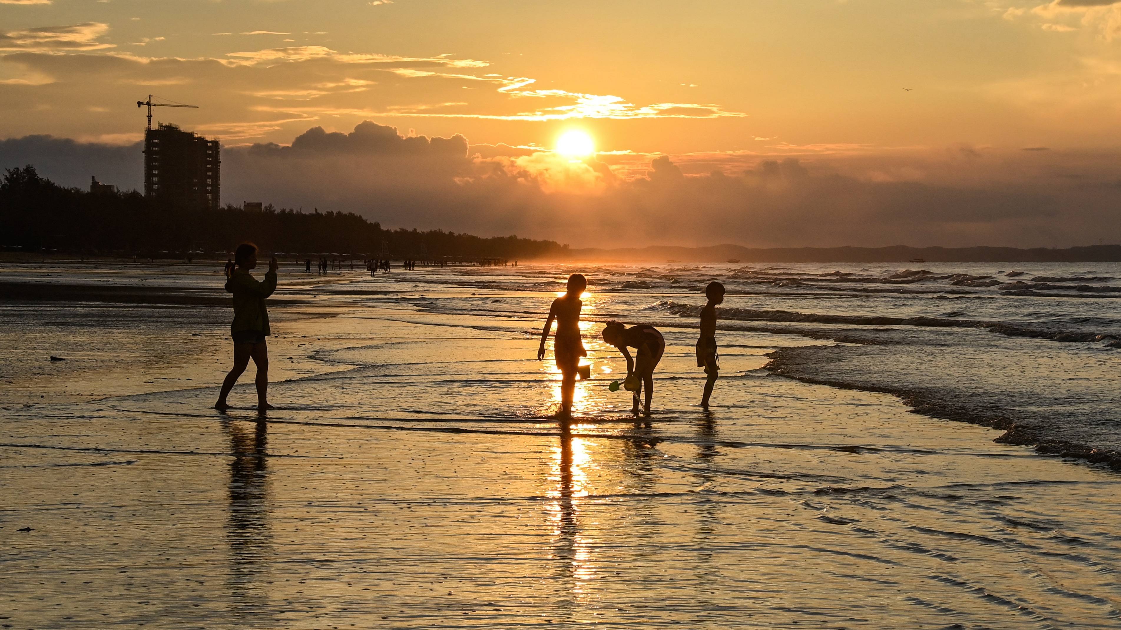 (新华全媒 )国道之行 从雪山奔向大海|朝阳与彩虹共舞
