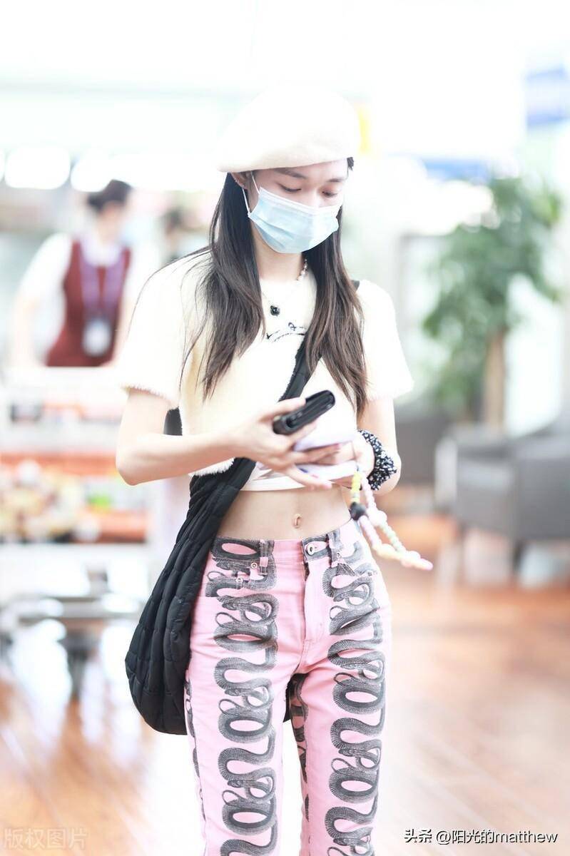 街拍:段奥娟毛绒短袖衫 粉色图案牛仔裤 斜挎包个性十足_成都_机场