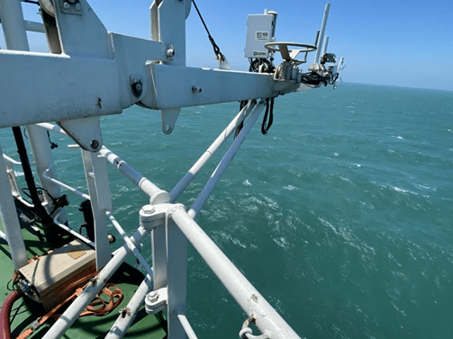 自然资源部海洋一所科研人员开展海洋飞沫船载观测并进行现场培训