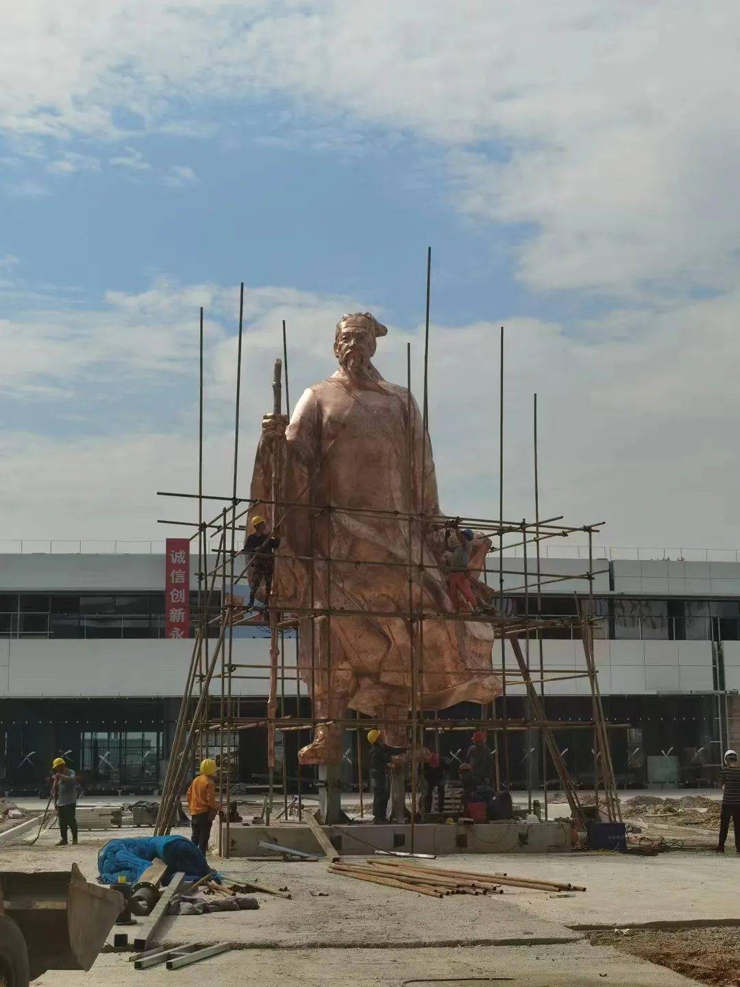 最新进展:江阴高铁站门口徐霞客雕像竖起来了又有好消息传来!