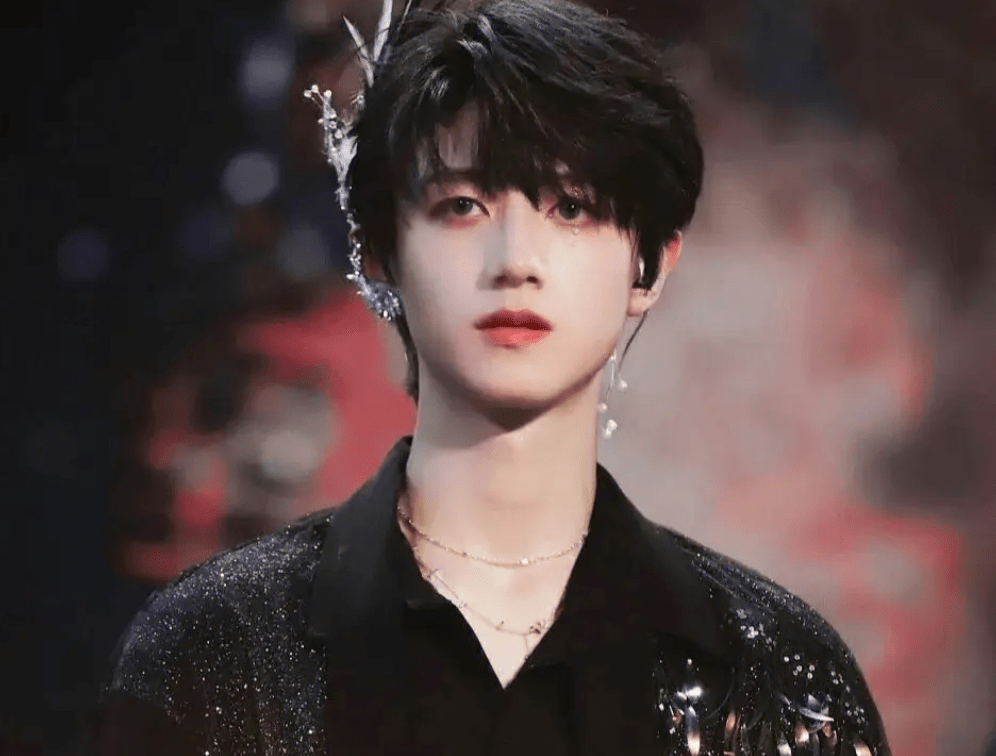 有人爆出一段录音,录音中时代峰峻的工作人员威胁粉丝说要冷藏朱志鑫