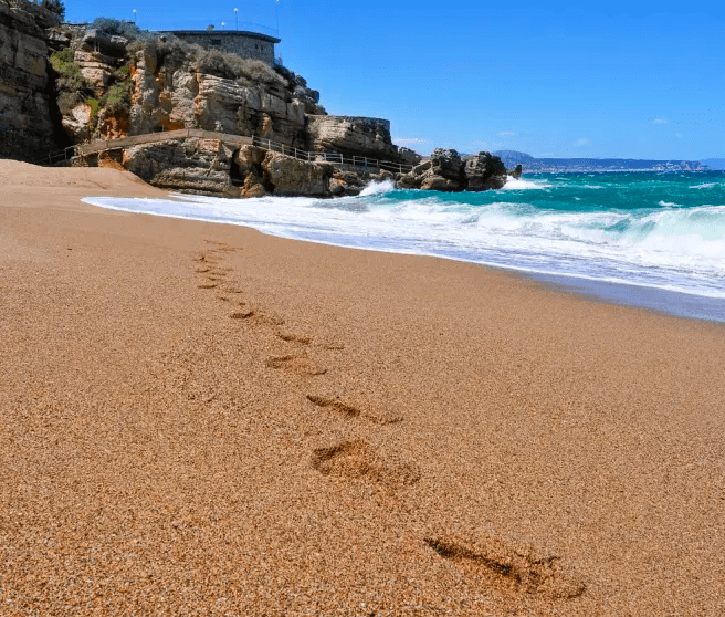 西班牙最美丽的海滩之一:金色沙滩与惊人的岩石构造_伊拉罗哈_赫罗纳