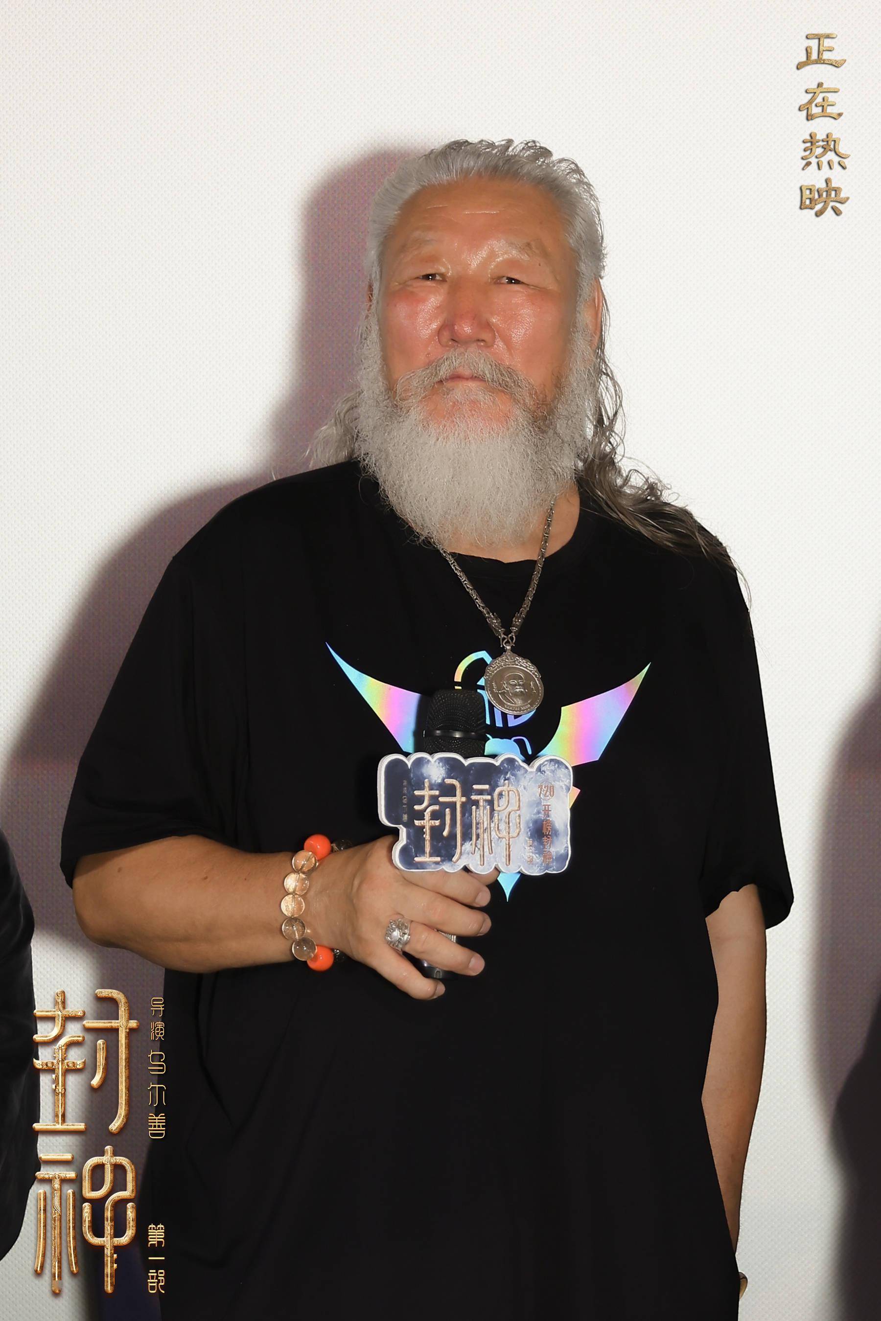 年轻演员即兴演绎 传统蒙古 舞蹈 魔礼青与碧霄演员惊喜现身全国巡回