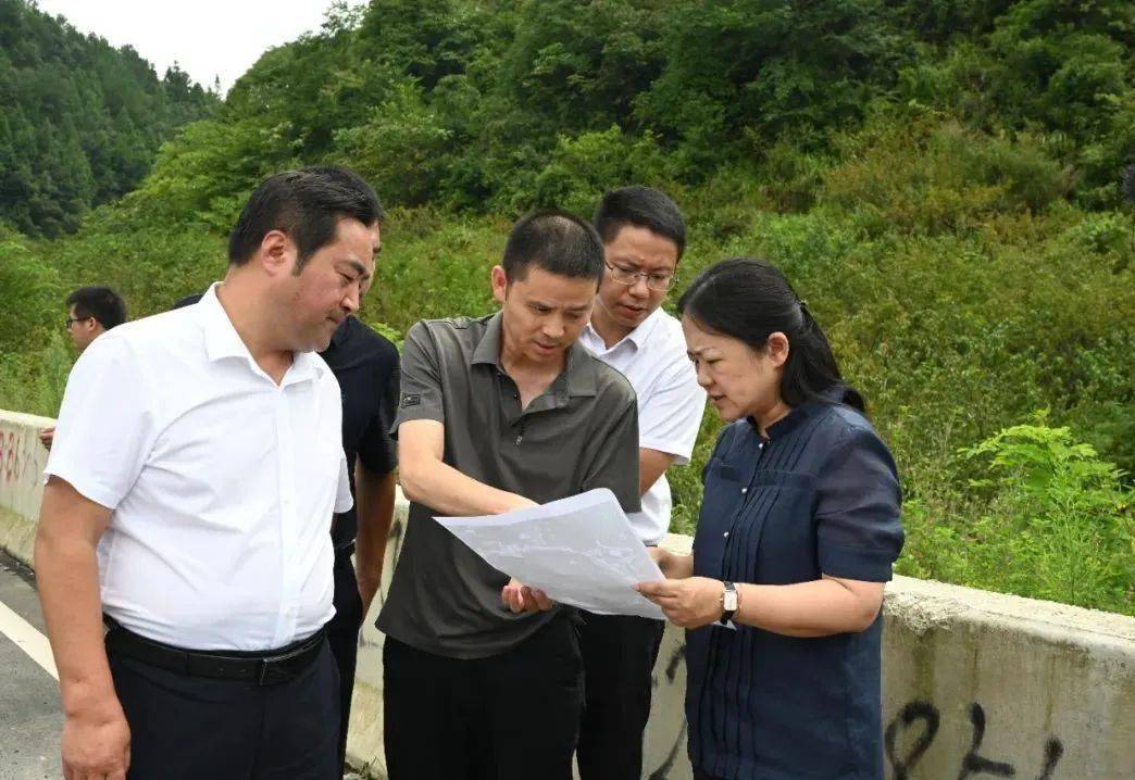 孙昕到花梨镇调研时强调:立足自身优势 发展特色产业 巩固脱贫攻坚
