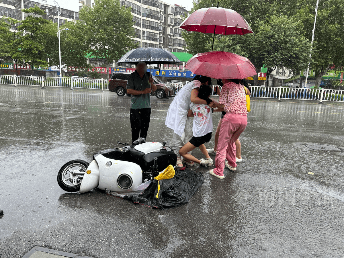 暖心!女孩雨中骑车摔倒昏迷,众多热心市民冲了上去