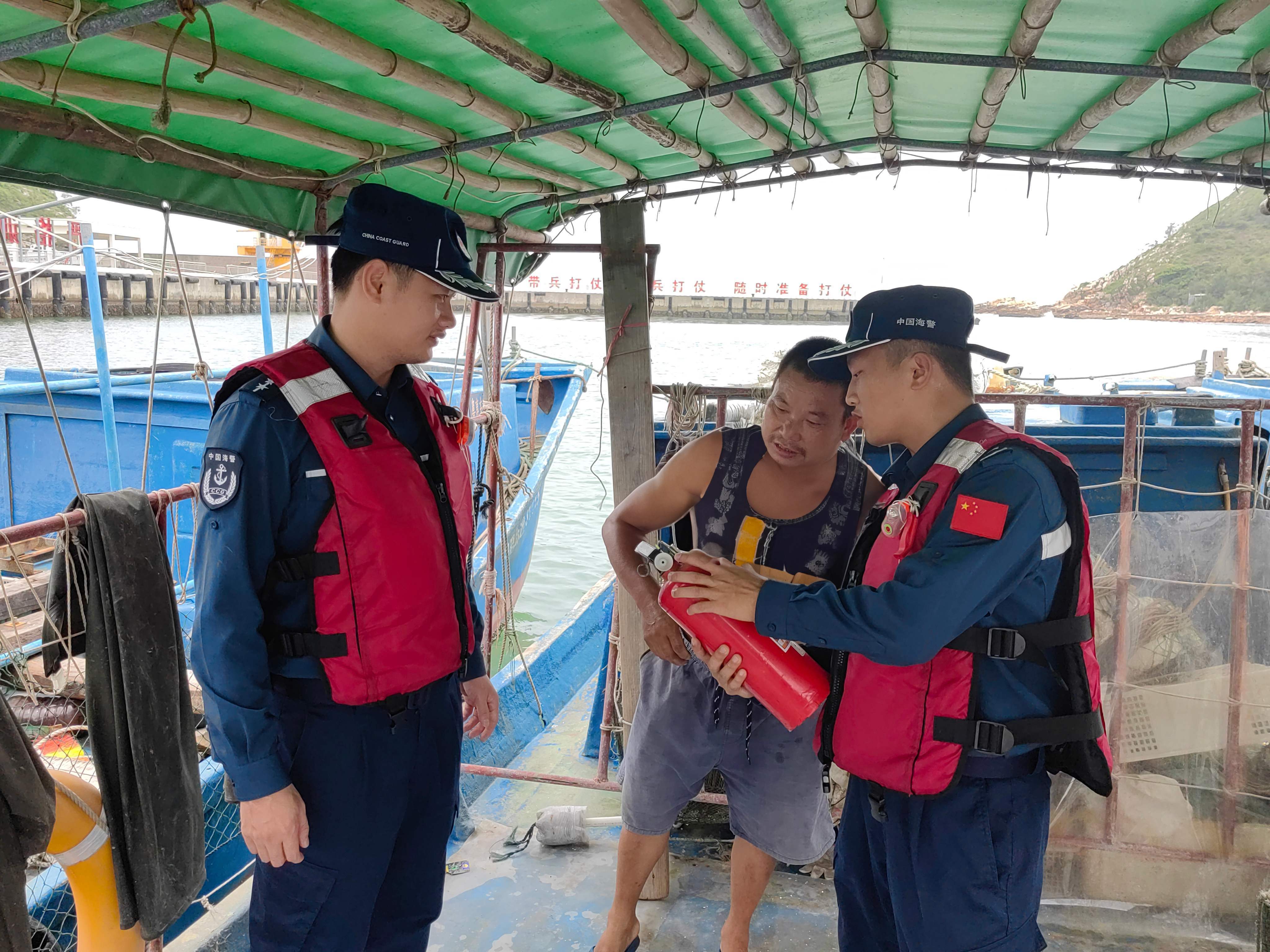 安全知识送上船,惠州海警为"开渔"保驾护航_警局_辖区_海上