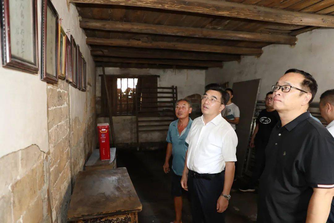 8月15日下午,衡阳市委副书记,耒阳市委书记赖馨正到小水镇柘溪村调研