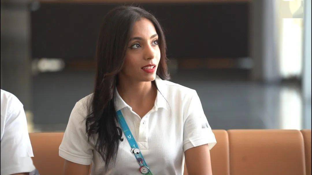 伊拉克女旗手逛成都,身材被赞人气暴涨,与小女孩合影弯膝暖心_maryam