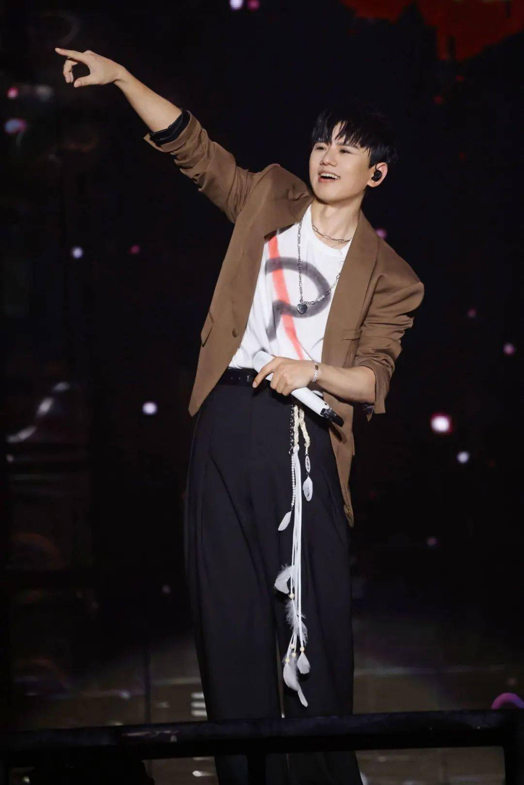 张艺兴与张杰绽放舞台魅力,引爆夏日激情!_观众