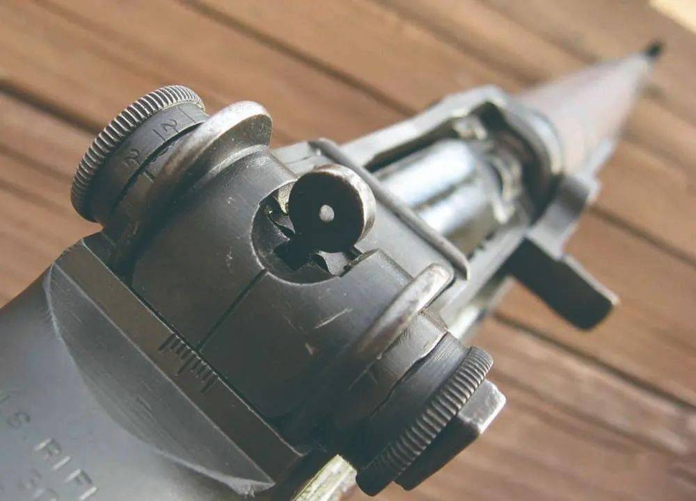 瞄准镜的编号为"01"的m1伽兰德步枪配装m84瞄准镜的m1d伽兰德狙击步枪