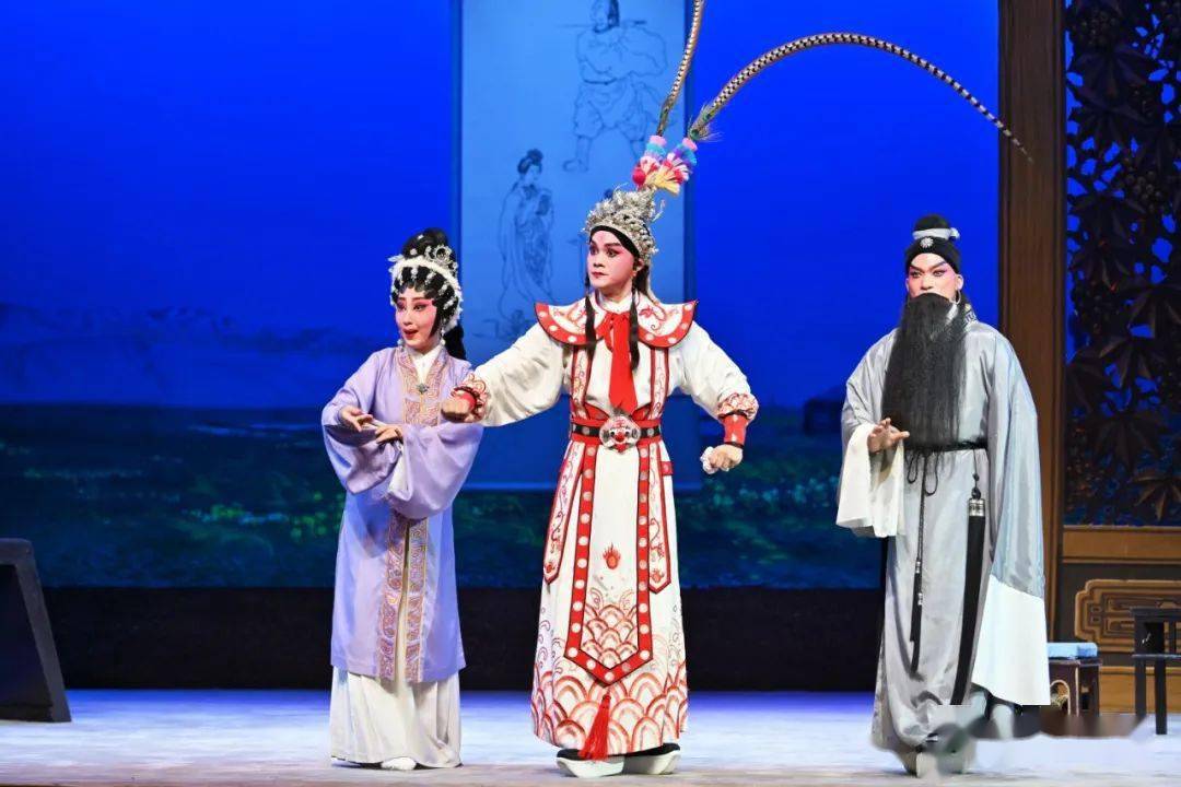 年代珠江粤剧团莫志勤编剧的《断臂说文龙》和80-90年代萧柱荣给湛江