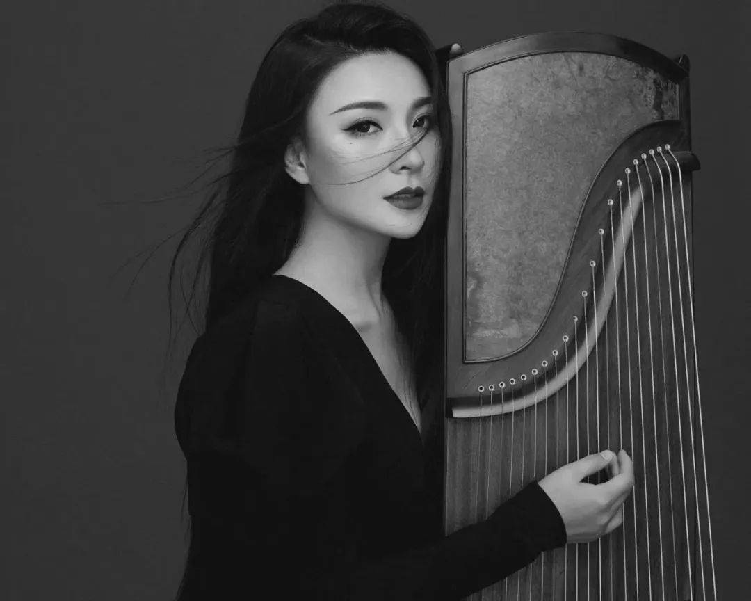 张桐语自4岁学习古筝至今,师从中央音乐学院教授,博士生导师李萌.