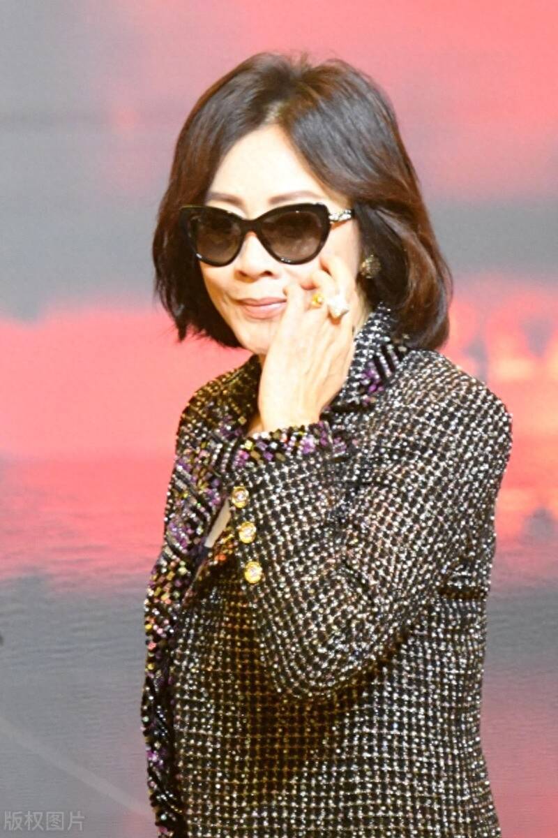 刘嘉玲为老公站台,穿小香风外套精致优雅,戴粗金项链超贵气_女人_的