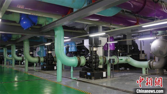 在三亚低碳智慧能源综合利用海棠湾示范区项目b能源站的地下机房,两台