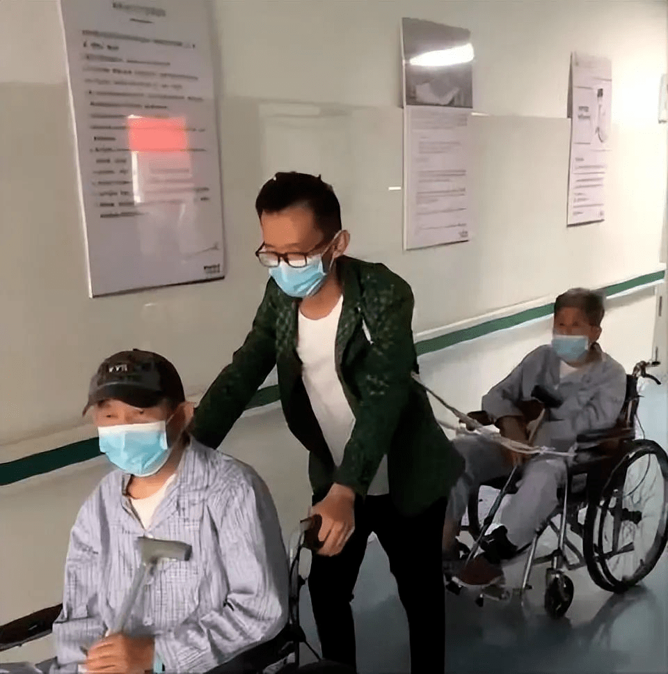 一张医院偷拍照背后的真相：2亿独生子女的困境已经来临！_父母_父亲_家庭