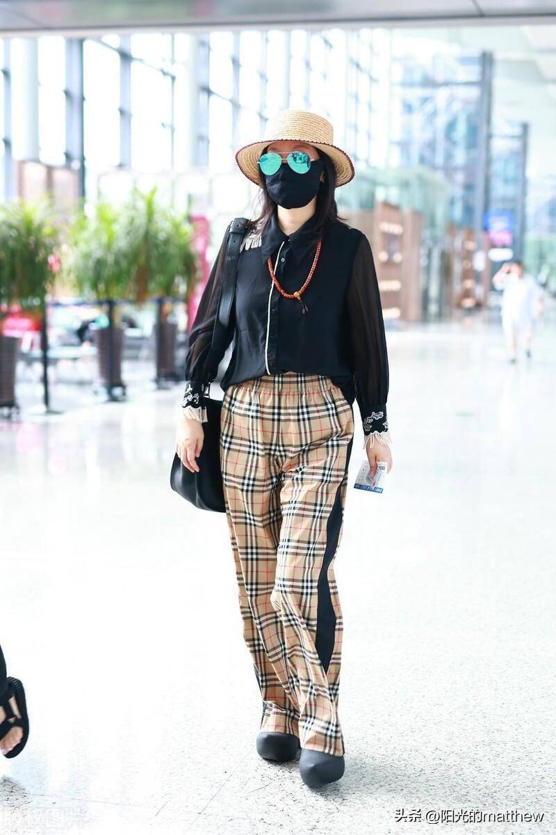 闫妮现身上海机场,黑色上衣条纹休闲裤简约随性