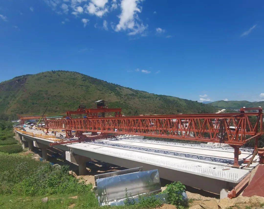 首座小箱梁桥架通会巧高速公路新建的金沙江特大桥从绥江县南岸镇凌空