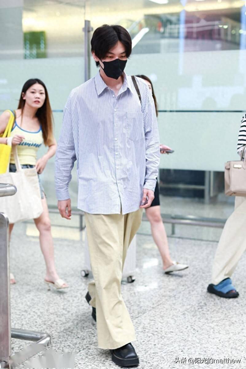 王瑞昌现身上海机场,身着条纹衬衫阔腿裤休闲帅气