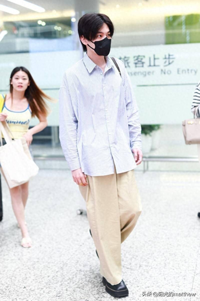王瑞昌现身上海机场,身着条纹衬衫阔腿裤休闲帅气