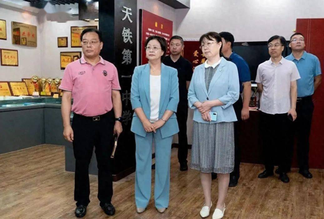 仪式前,考察团一行先后到天铁第一中学,涉县第二中学,第六中学,清漳