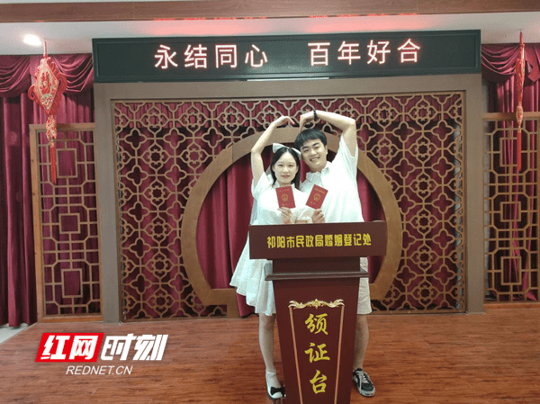 组图|我们结婚啦!"七夕"各地新人表情大全_陈彦兵_集体_婚姻