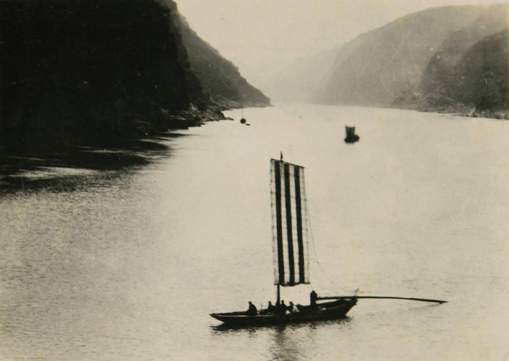 地带,江面已经变得很宽阔,更加便于通航,照片中一艘艘木船鼓起风帆,在