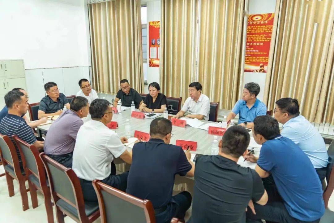8月20日下午,市教育局党组书记李俊来到包头市回民中学调研,并召开