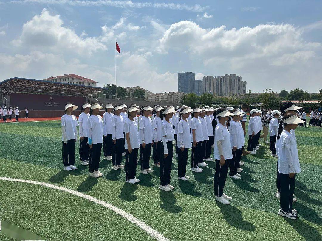 艺校播报丨青岛艺术学校2023年新生军训掠影_青春_阳光_口令