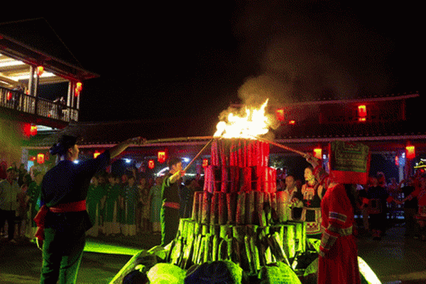 《千年瑶寨·万年爱恋》首演,吸引了八方游客前来感受浪漫与瑶族文化