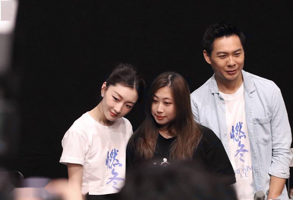 路演现场邀请了一位特别来宾,周冬雨片中角色娜娜的花滑替身,花样滑冰