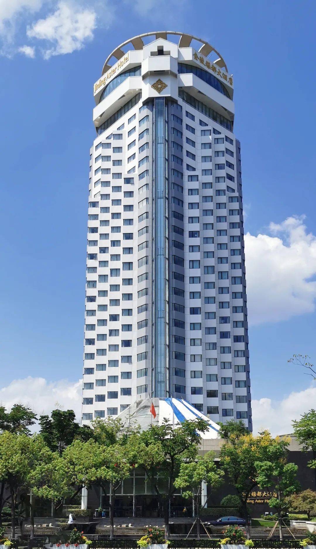 苏州金陵雅都大酒店座落于苏州古城区主干道与地铁二号线三香广场站隔