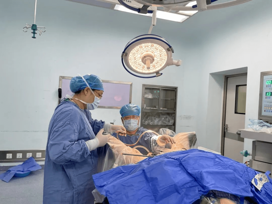 但李女士罹患的肌瘤比较大,宫腔镜下手术操作难度非常大,手术过程中