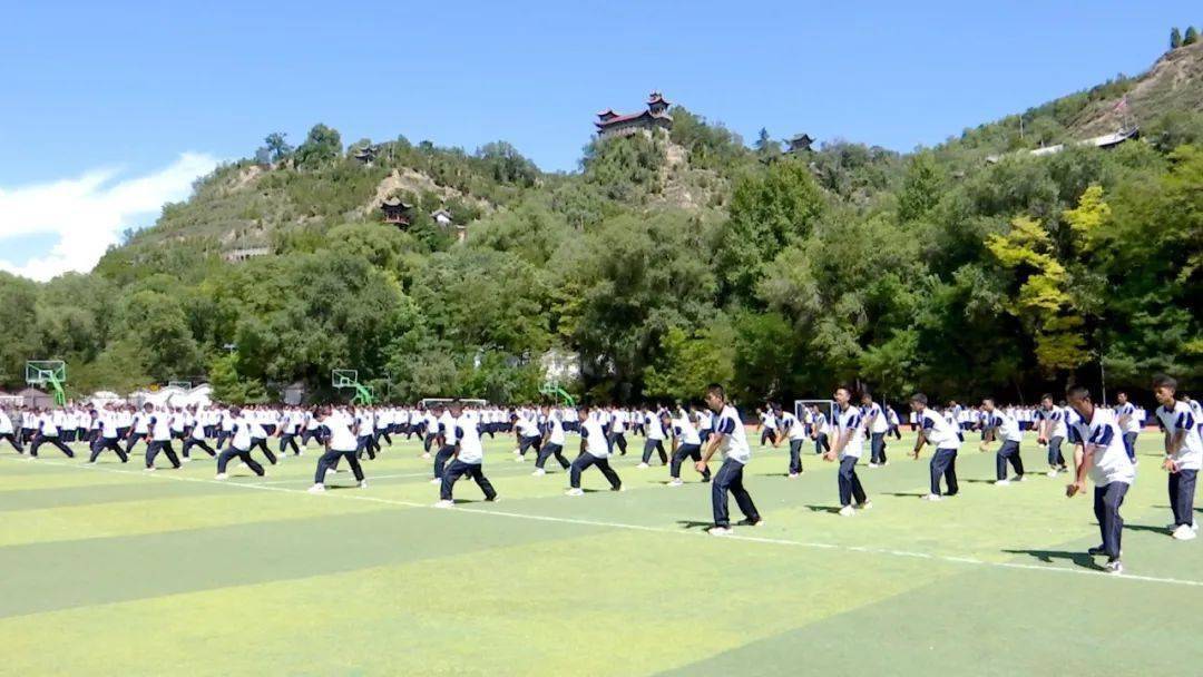 临洮二中举行2023年高一新生军事训练暨入学教育闭幕式_军训_青春