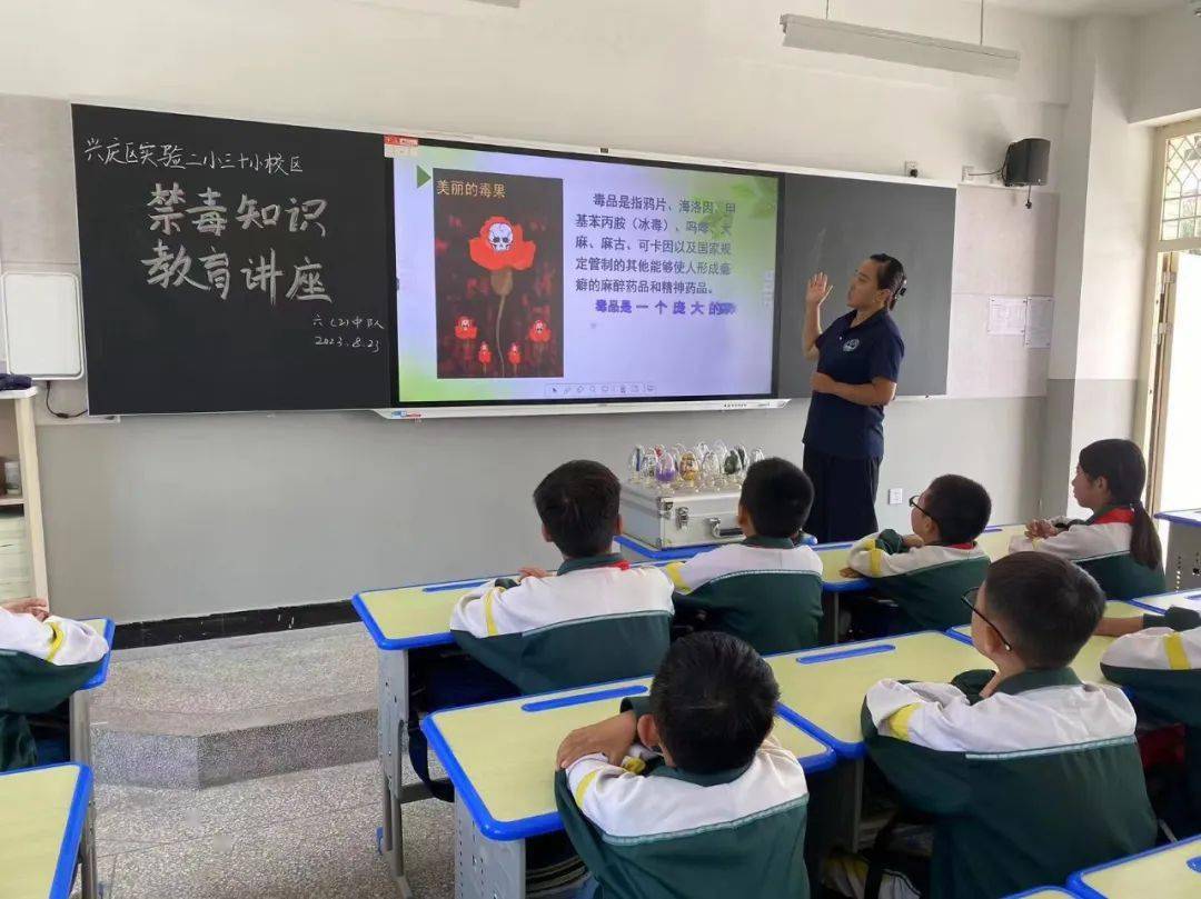 学生吸毒图片