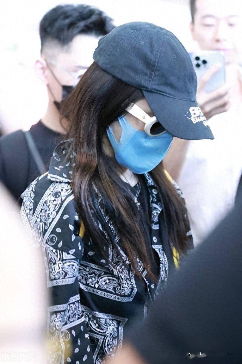 萧亚轩印花上衣戴棒球低调出依然行人气高_北京_机场